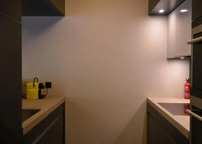 Stylish 1br In The Center - Baron 25 *